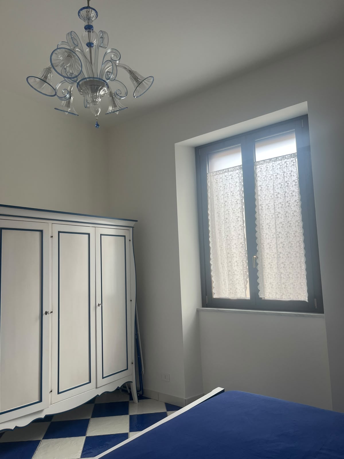 Camera da letto Romantica con armadio e lampadario in vetro di Murano