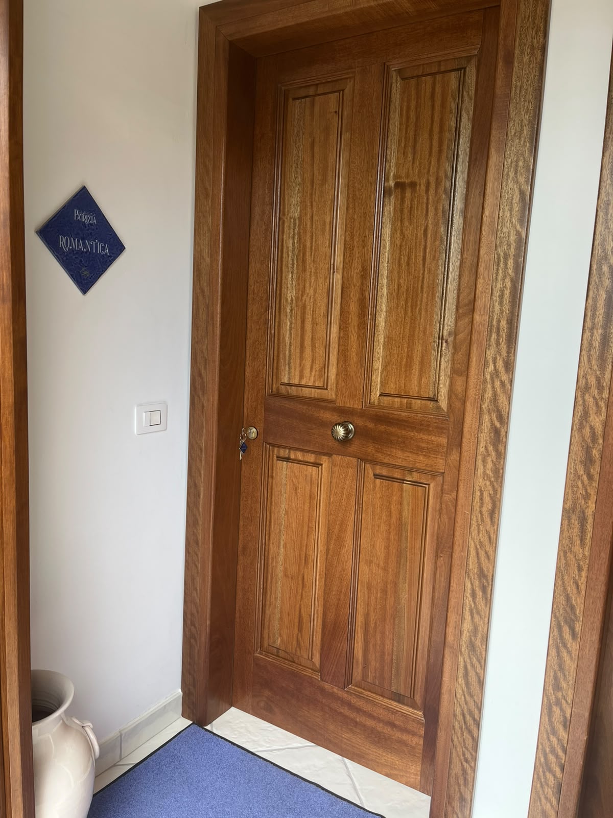 Ingresso in legno massello dell'Appartamento Romantica a Scario