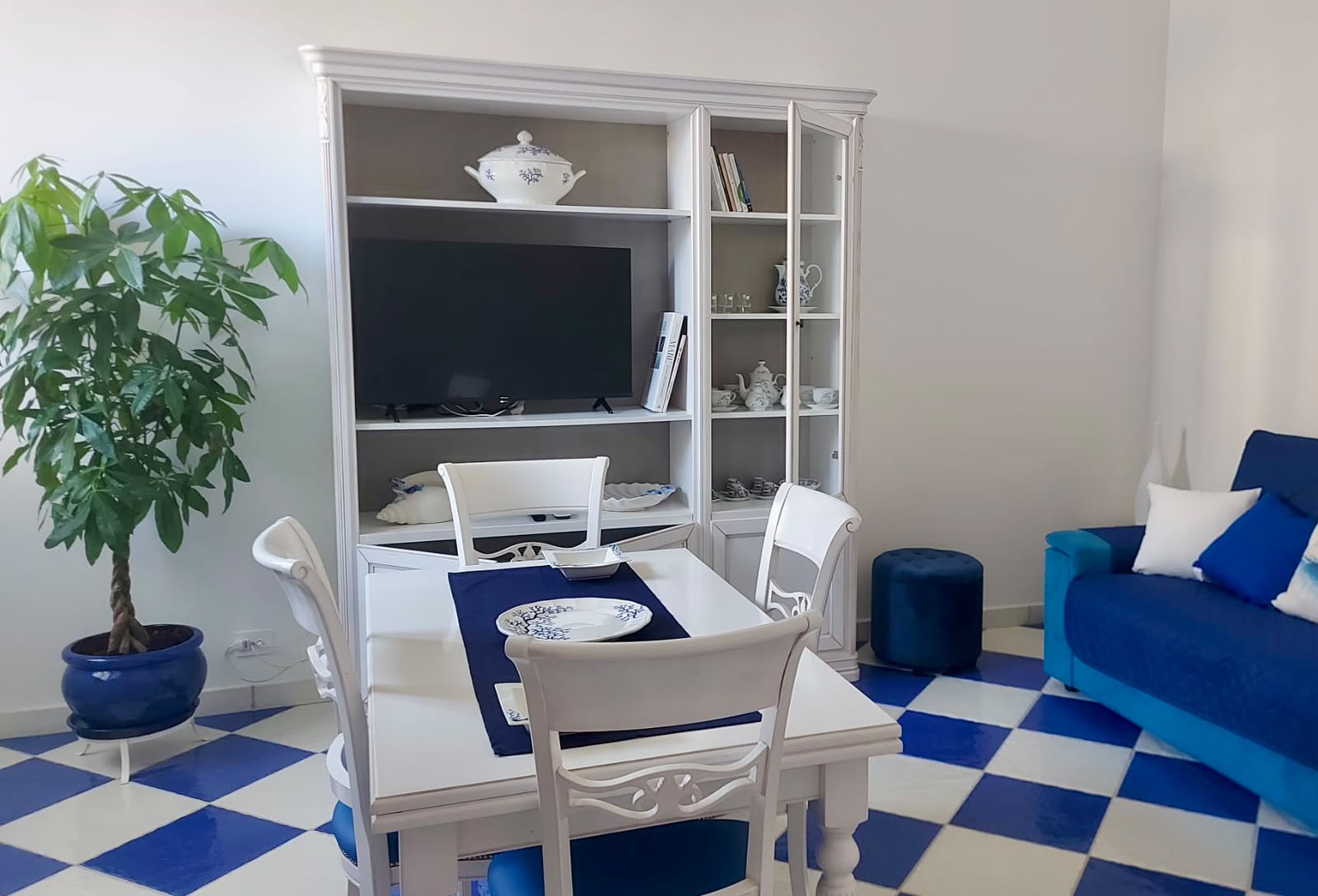 Sala da pranzo con decoro corallo dell'Appartamento Romantica