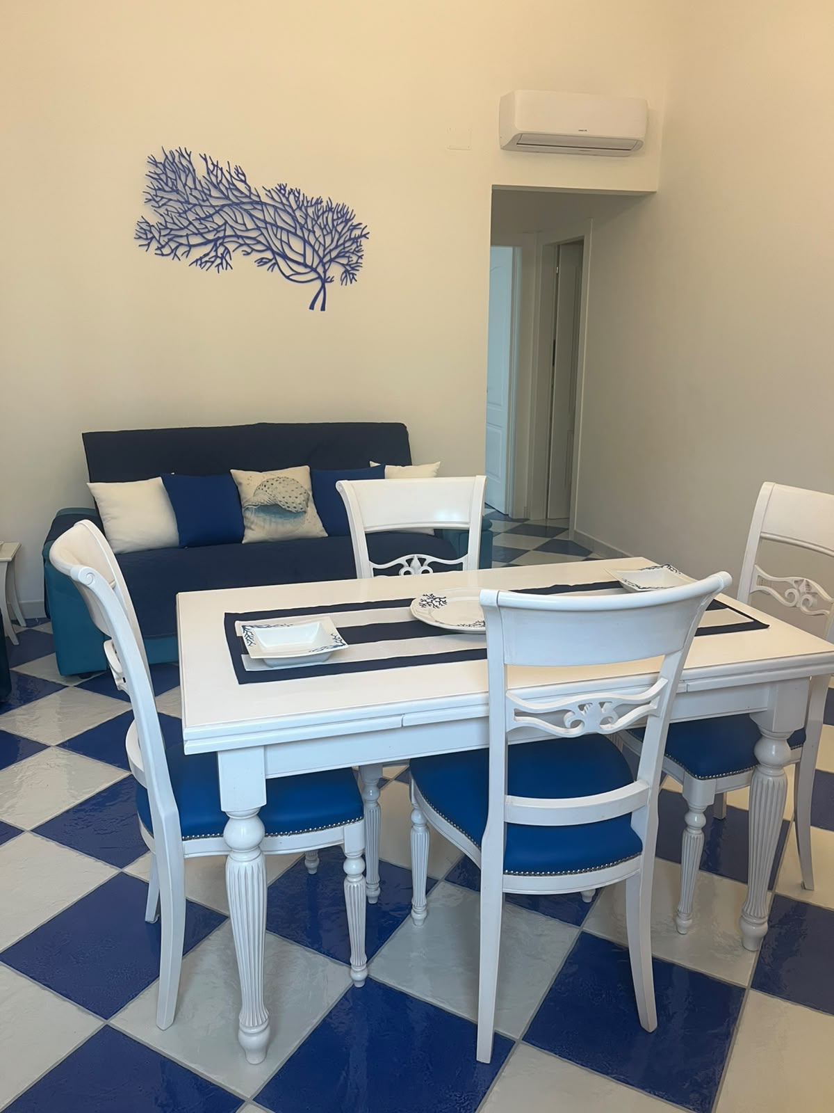 Divano e tavolo da pranzo del soggiorno Appartamento Romantica