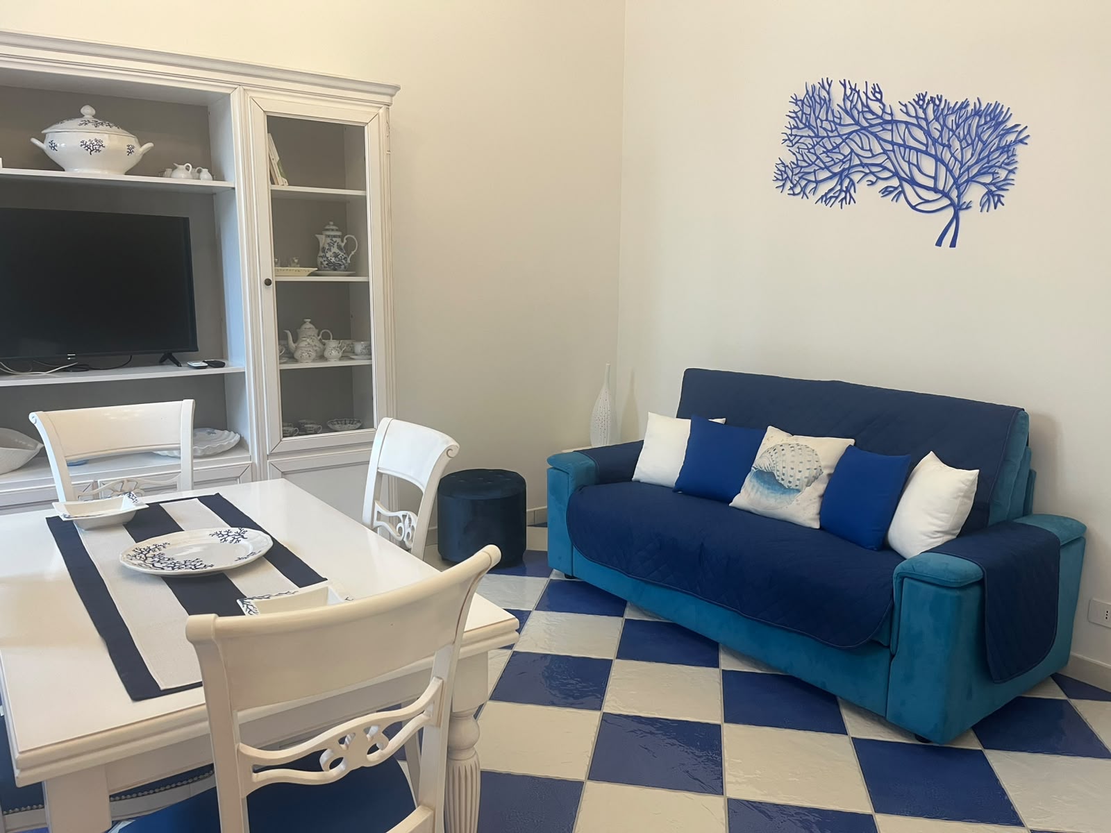 Soggiorno Appartamento Romantica con sala pranzo e lampadario in vetro di Murano