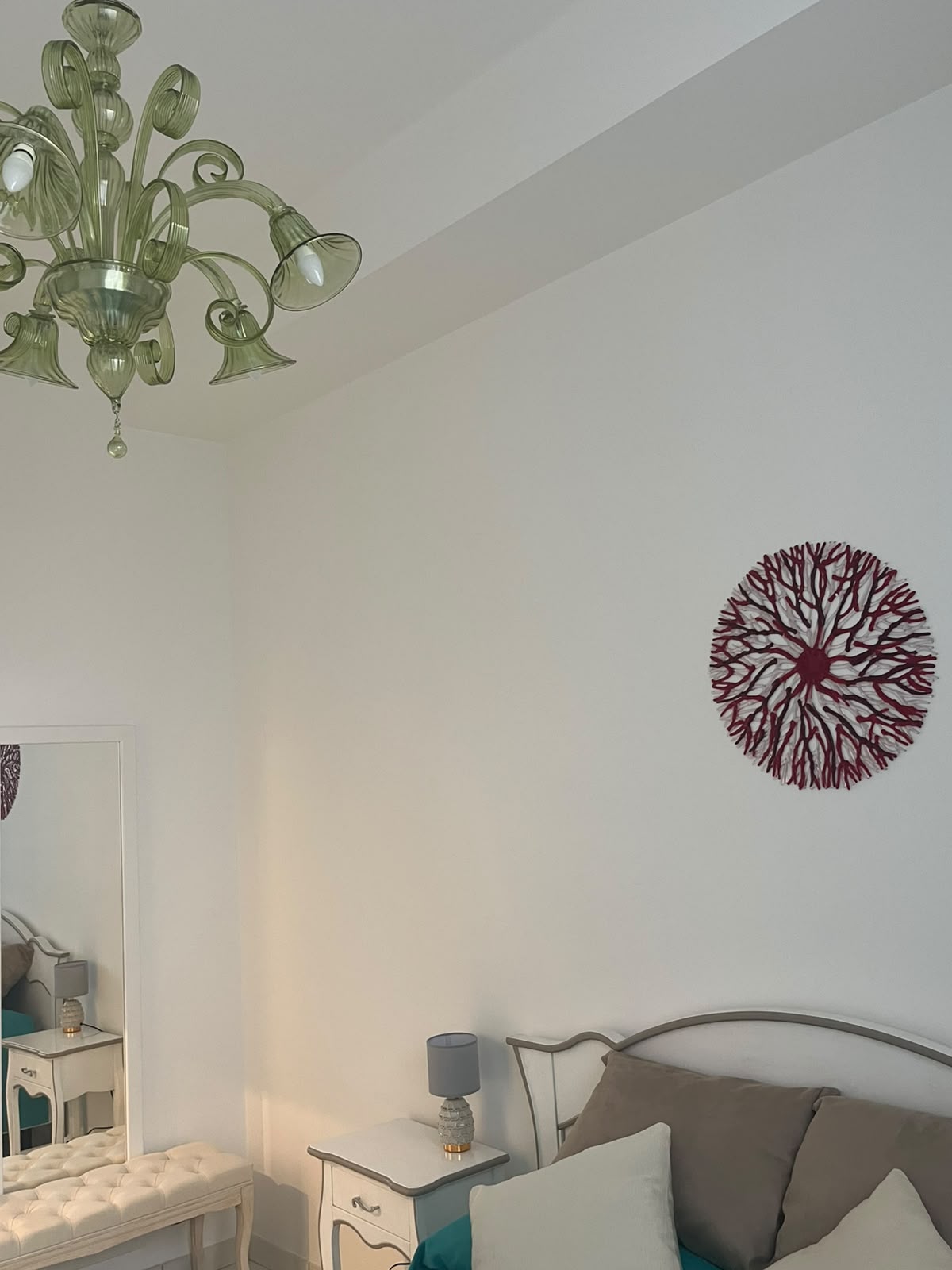 Camera da letto con lampadario in vetro di Murano verde Appartamento Serena