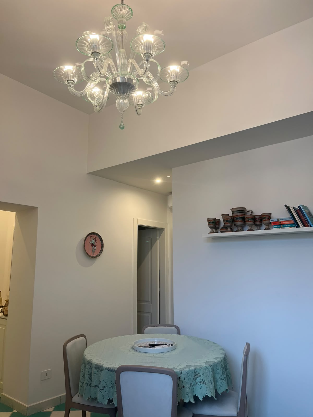 Sala da pranzo con lampadario in vetro di Murano Appartamento Serena