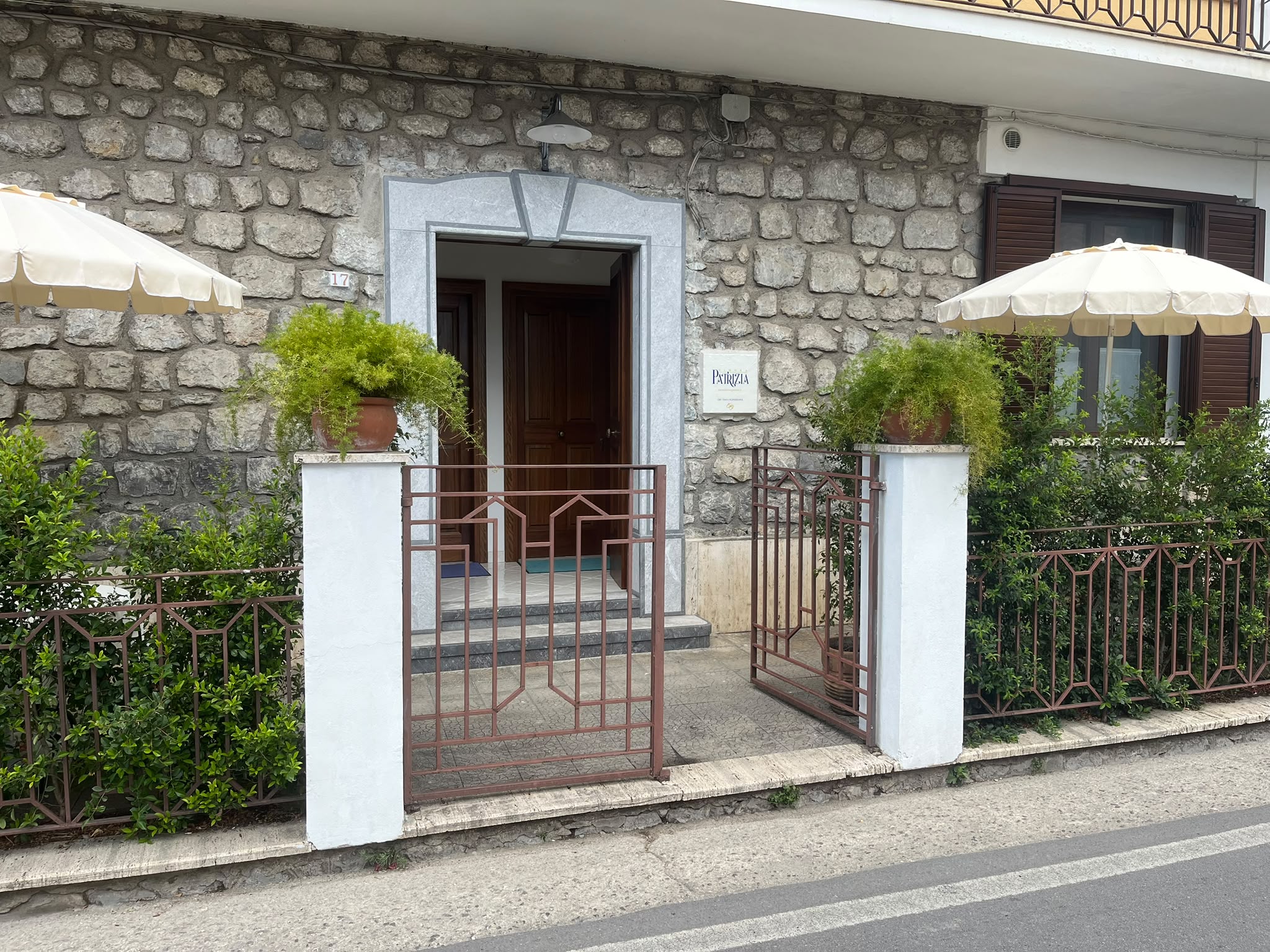Cancello d'ingresso con civico 17 di Dimora Patrizia