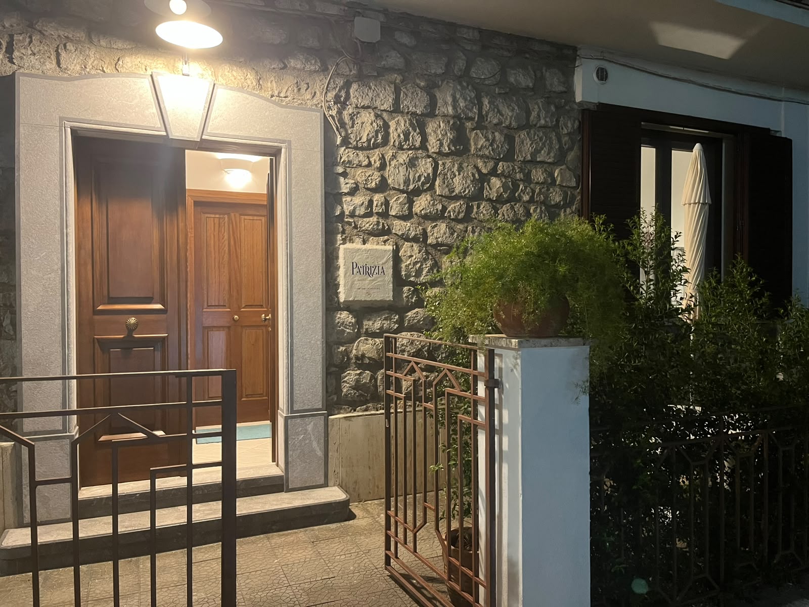 Cortile esterno di sera nei pressi di Dimora Patrizia