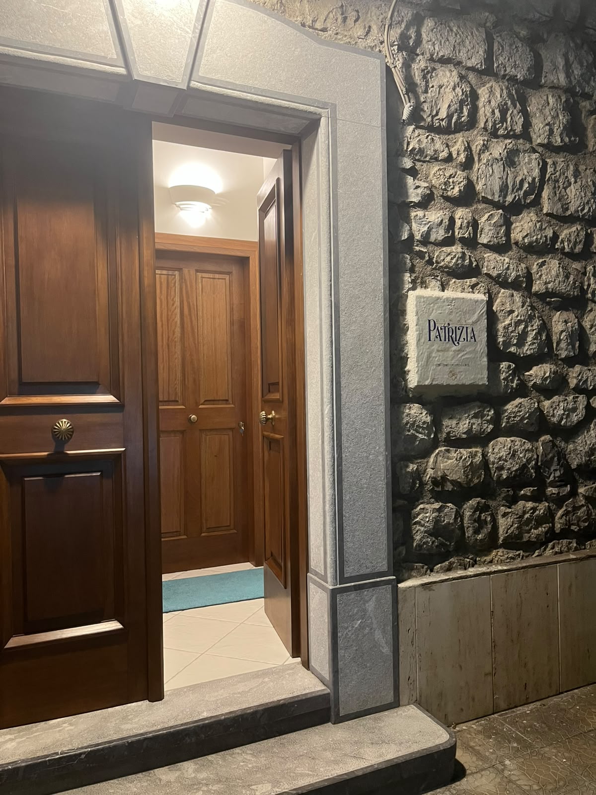 Ingresso di Dimora Patrizia illuminato di sera