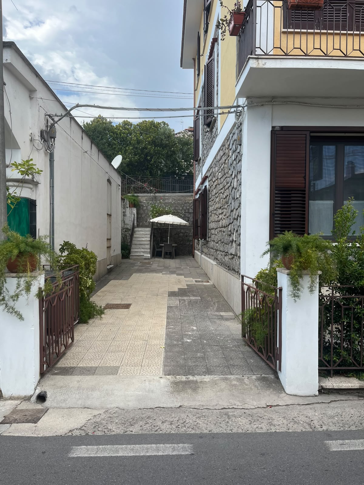 Vicolo e cortile interno di Dimora Patrizia a Scario