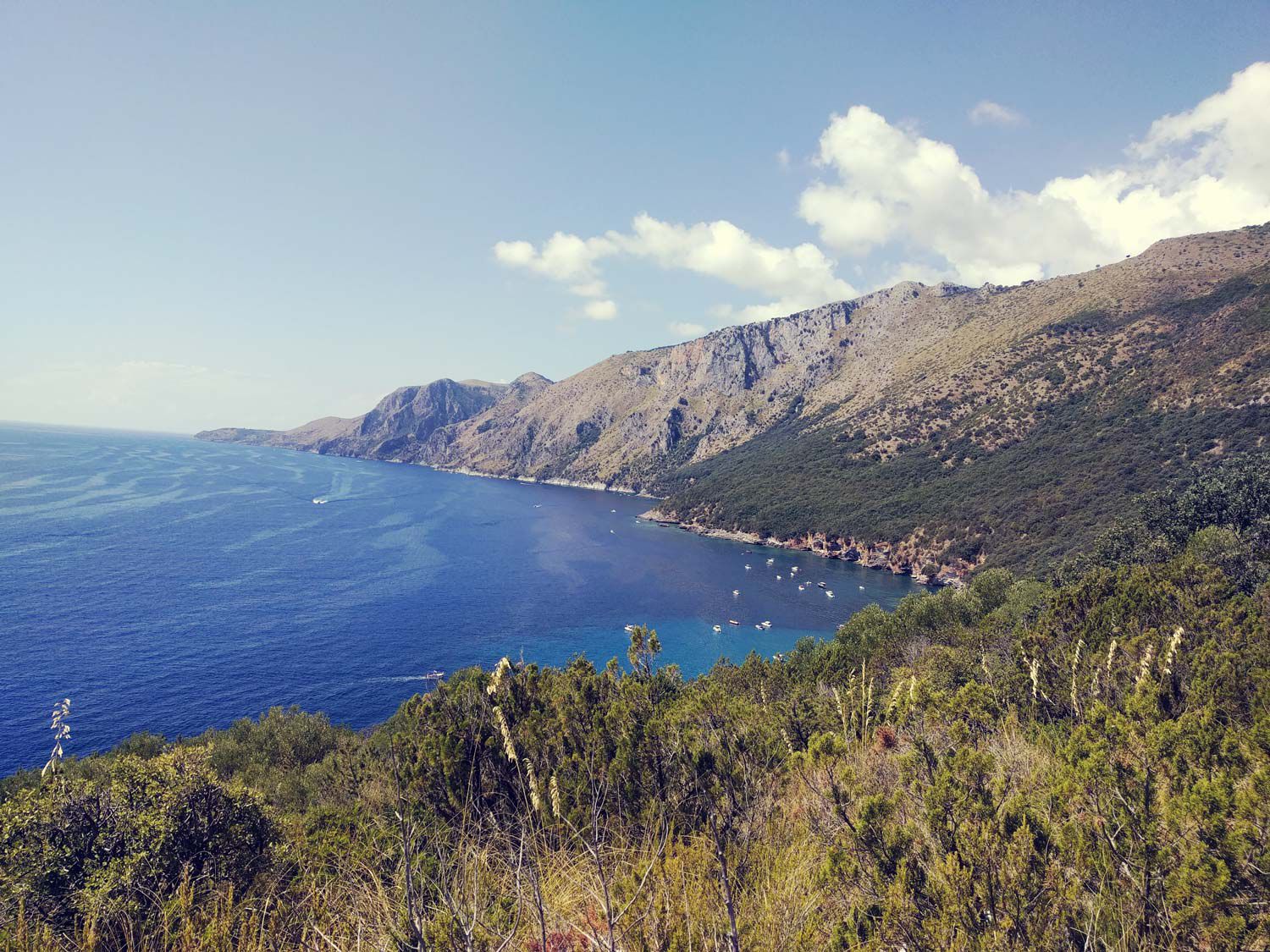 Sentiero trekking verso la Spiaggia della Molara a Scario