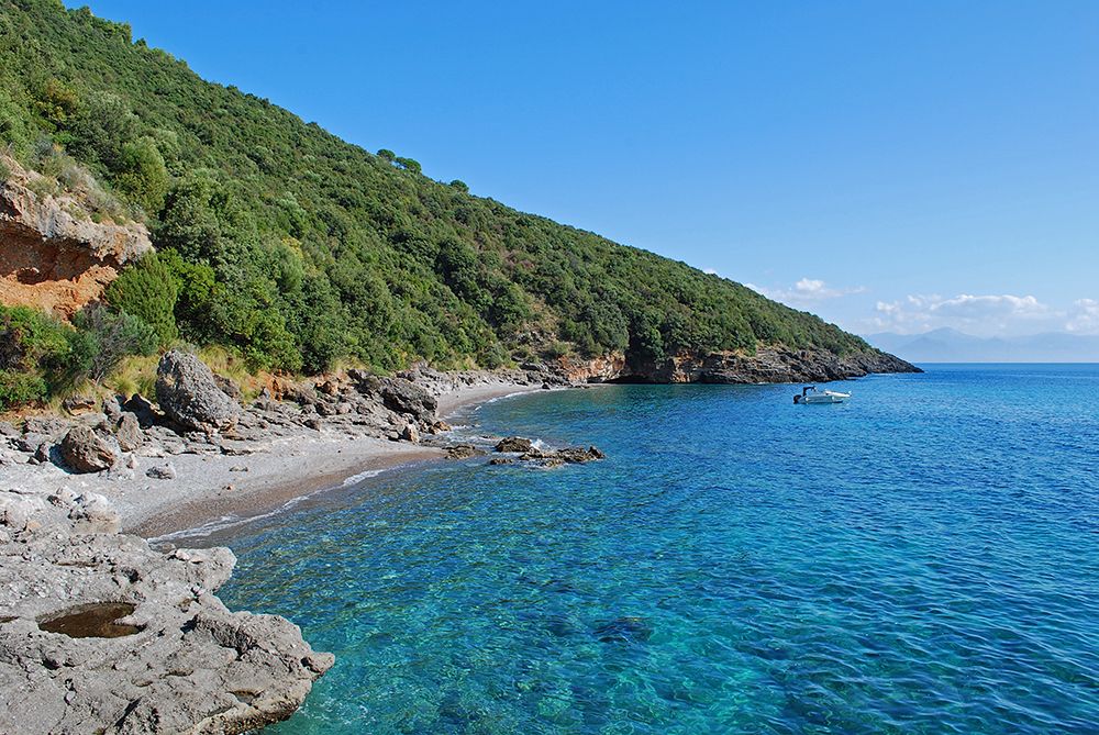 Calette e rocce lungo il sentiero verso la Grotta dell'Acqua